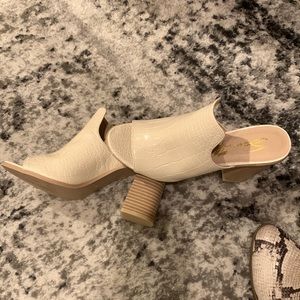 Beige slide shoe